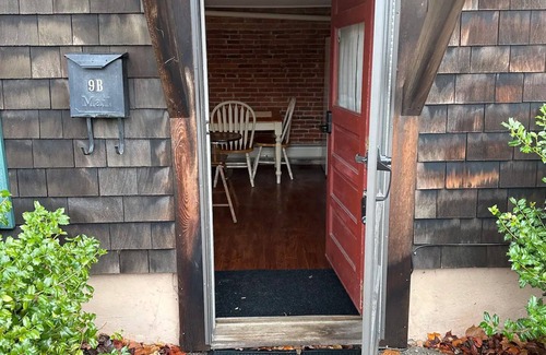 Peterborough Wohnung | Studio Apt with Full Kitchen. 1 minute stroll over picturesque bridge into town.