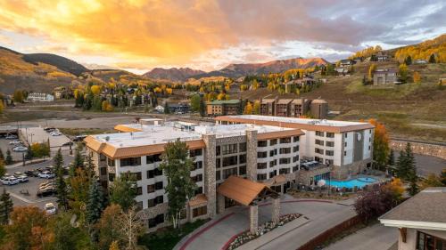 Crested Butte Haus | Studio at Grand Lodge Hot Tub Pool Pet Friendly