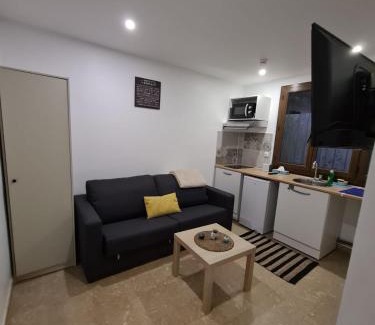 Neuilly-sur-Marne Wohnung | Studio bien équipé et indépendant avec véranda commune