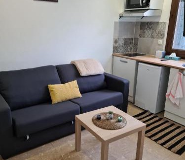 Neuilly-sur-Marne Wohnung | Studio bien équipé et indépendant avec véranda commune