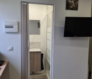 Neuilly-sur-Marne Wohnung | Studio bien équipé et indépendant avec véranda commune