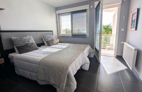 Echenevex Wohnung | Studio dans Villa avec Piscine