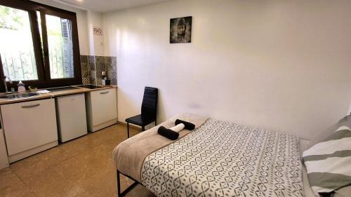 Neuilly-sur-Marne Wohnung | Studio indépendant et bien équipé avec véranda commune