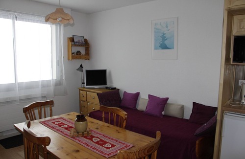 Lamoura Wohnung | Studio Atmosphäre der Berge, schöne Aussicht auf die hügelige bewaldete Bergrücken
