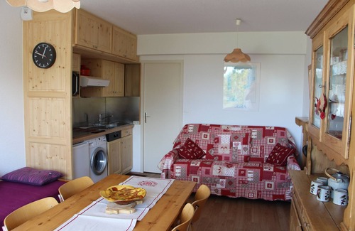 Lamoura Wohnung | Studio Atmosphäre der Berge, schöne Aussicht auf die hügelige bewaldete Bergrücken