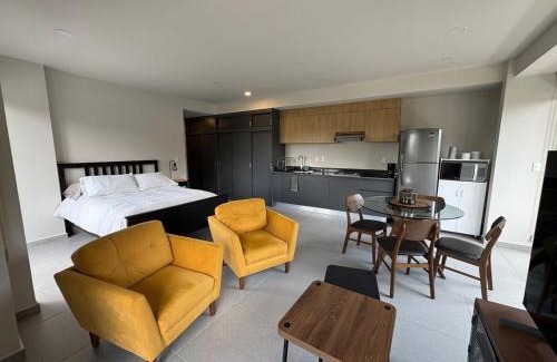 Leon Wohnung | Studio Near Poliforum and Downtown