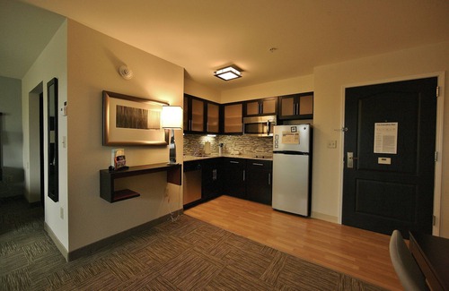 Liverpool Wohnung | Studio Suite Near Syracuse University | Free Breakfast + Business Center