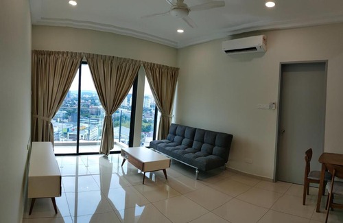 Sungai Buloh Wohnung | Studio with KLCC View by Gavin