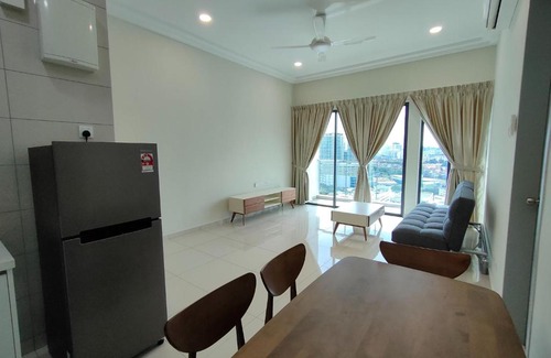 Sungai Buloh Wohnung | Studio with KLCC View by Gavin