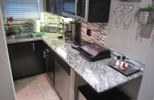 Lakeside Park Kabine | Studio with larger kitchenette, fireplace, and nearby attractions