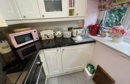 Bromsash Hütte | Stunning 1-Bed Cottage with Hot Tub in Ross-on-wye