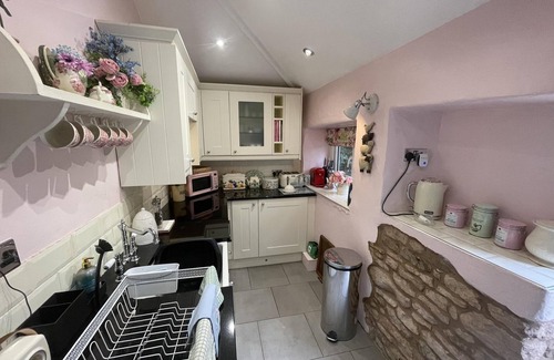 Bromsash Hütte | Stunning 1-Bed Cottage with Hot Tub in Ross-on-wye