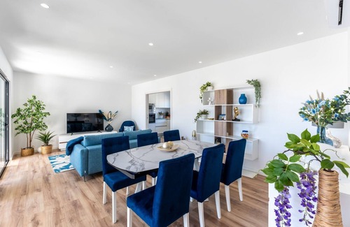 Olhos D'Agua Wohnung | Stunning 3 BDR Flat W/ Rooftop Pool by LovelyStay