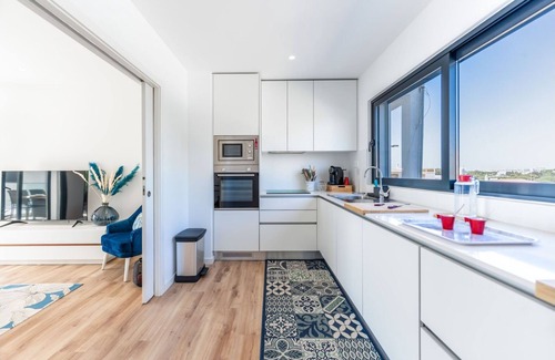 Olhos D'Agua Wohnung | Stunning 3 BDR Flat W/ Rooftop Pool by LovelyStay