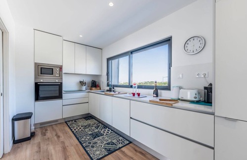 Olhos D'Agua Wohnung | Stunning 3 BDR Flat W/ Rooftop Pool by LovelyStay