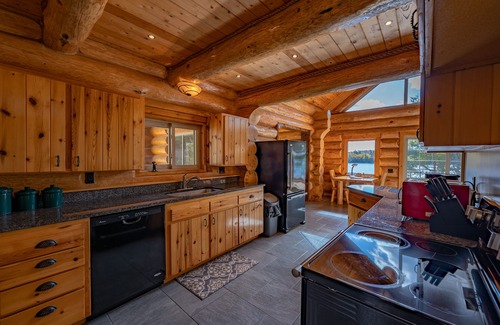 Ely Kabine | Stunning 4 Season Lake Burntside Log Cabin