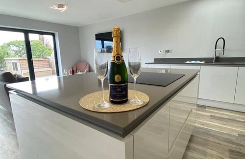 Hamworthy Haus | Stunning 5 Bed - Balcony, Garden and Sea Views