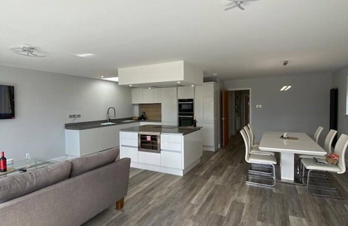 Hamworthy Haus | Stunning 5 Bed - Balcony, Garden and Sea Views