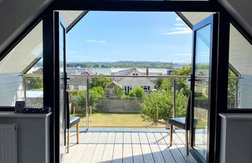 Hamworthy Haus | Stunning 5 Bed - Balcony, Garden and Sea Views