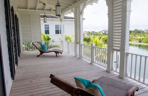 Old Fort Bay Haus | Atemberaubende 6-Zimmer-Haus am Kanal mit Pool, Golfwagen und Zugang zum Old Fort Bay Club