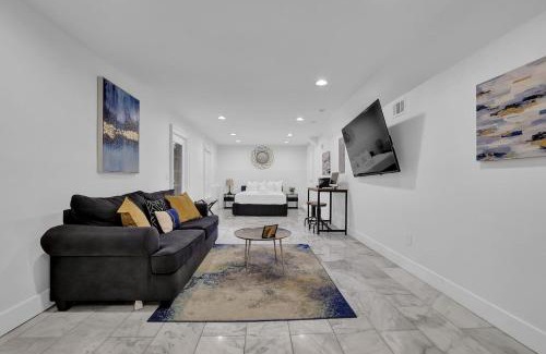 South Tuxedo Park Haus | Stunning 6br Buckhead Oasisprivate Batheachroom