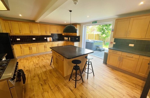 Gorleston-on-Sea Haus | Stunning 8-Bed House with Sea & Beach Views