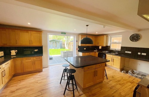 Gorleston-on-Sea Haus | Stunning 8-Bed House with Sea & Beach Views