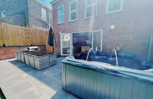 Gorleston-on-Sea Haus | Stunning 8-Bed House with Sea & Beach Views