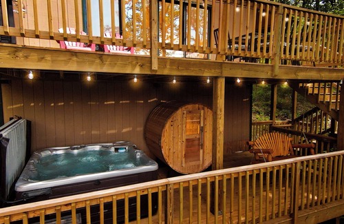 Bergton Kabine | Stunning A-Frame in Basye - Sauna, Jacuzzi, Sleeps 8, Games, 3 bdr, and 2 bath.