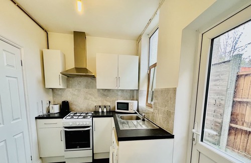 Loxford Wohnung | Stunning Apt | Free Parking | Private Garden