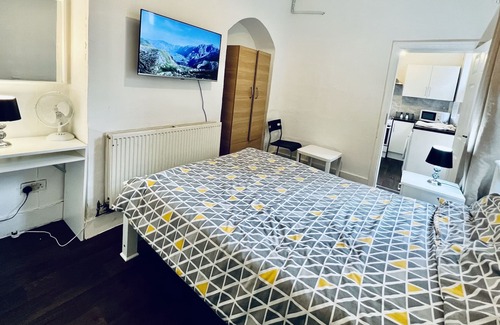 Loxford Wohnung | Stunning Apt | Free Parking | Private Garden