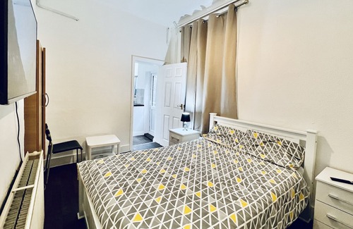 Loxford Wohnung | Stunning Apt | Free Parking | Private Garden