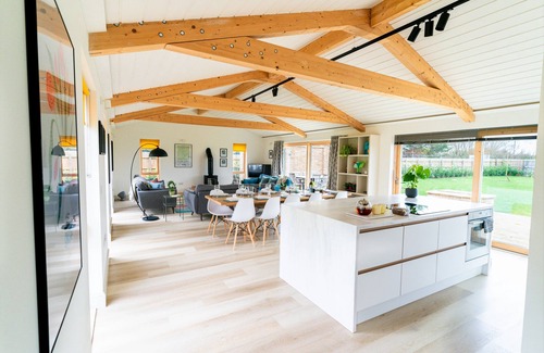 Ely Haus | Stunning Celebration Eco Cottage Sleeps 10 with River Views, Ely
