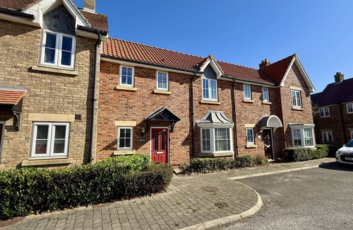 Filey Hütte | Stunning Coastal Cottage - Sleeping 4 in 2 Bedrooms - Pool and Beach Access Included.