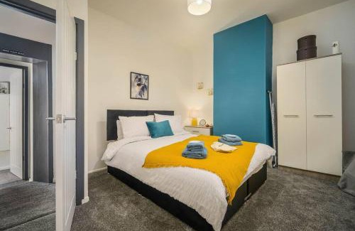 Hazel Grove Wohnung | Stunning Cottage, Sleeps 7, Parking, Smart TV, Long Term Disc, Perfect For Contractors, Professionals, Families & Leisure