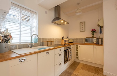 Warkworth Hütte | Stunning courtyard cottage set back from the River Coquet. With castle views.