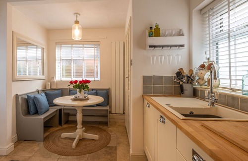 Warkworth Hütte | Stunning courtyard cottage set back from the River Coquet. With castle views.