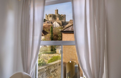Warkworth Hütte | Stunning courtyard cottage set back from the River Coquet. With castle views.