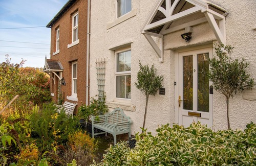 Warkworth Hütte | Stunning courtyard cottage set back from the River Coquet. With castle views.