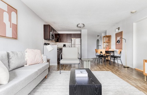 Rush and Division Wohnung | Stunning Gold Coast 1BR w/ Gym & Lounge, 1 block from L, by Blueground