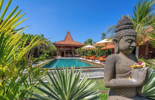 Banjartegehe Villa | Stunning Joglo in Luxury Style!