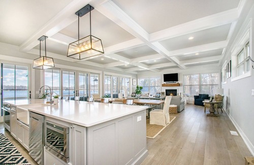 Sister Lakes Haus | Stunning Lake Front Oasis