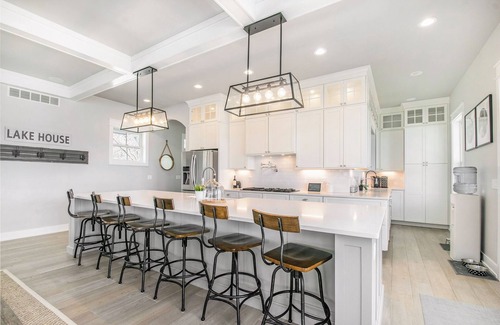 Sister Lakes Haus | Stunning Lake Front Oasis