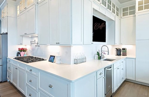 Sister Lakes Haus | Stunning Lake Front Oasis