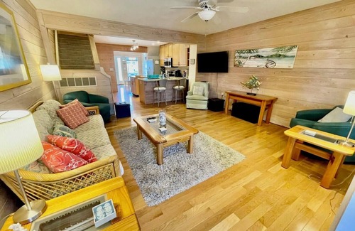 Sussex County Haus | Stunning Lake & Ocean Views! Spacious 5BR Townhome w/ Beach Access & Parking