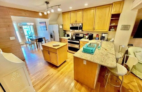Sussex County Haus | Stunning Lake & Ocean Views! Spacious 5BR Townhome w/ Beach Access & Parking