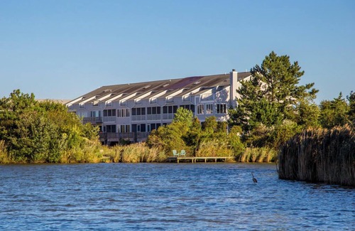 Sussex County Haus | Stunning Lake & Ocean Views! Spacious 5BR Townhome w/ Beach Access & Parking