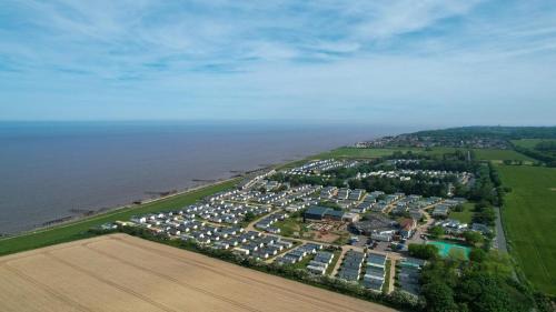 Hopton Kabine | Stunning Lodge With Full Sea Views And Decking At Broadland Sands Ref 20076Cf