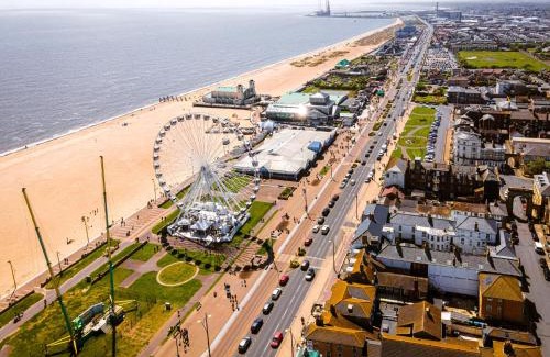 Hopton Kabine | Stunning Lodge With Full Sea Views And Decking At Broadland Sands Ref 20076Cf