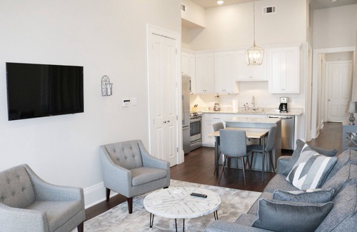 Lower Garden District Eigentumswohnung | Stunning, Modern 2 BD, 1 Block off St. Charles